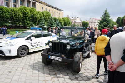 40-річні BMW та армійський Willys: як пройшов у Чернівцях перший фестиваль ретро-автомобілів – фото