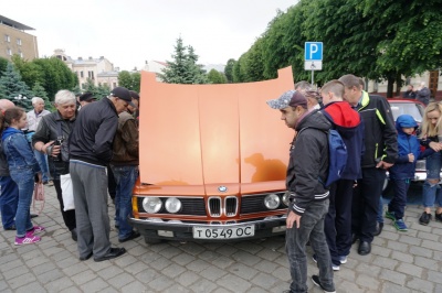 40-річні BMW та армійський Willys: як пройшов у Чернівцях перший фестиваль ретро-автомобілів – фото