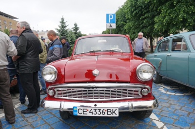 40-річні BMW та армійський Willys: як пройшов у Чернівцях перший фестиваль ретро-автомобілів – фото