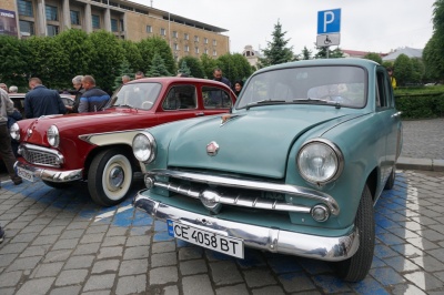 40-річні BMW та армійський Willys: як пройшов у Чернівцях перший фестиваль ретро-автомобілів – фото