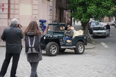 40-річні BMW та армійський Willys: як пройшов у Чернівцях перший фестиваль ретро-автомобілів – фото