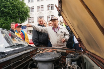 40-річні BMW та армійський Willys: як пройшов у Чернівцях перший фестиваль ретро-автомобілів – фото