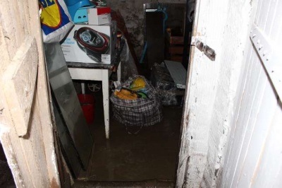 У Чернівцях під час ремонту вулиці Руської мешканцям затопило підвал: пошкодили водопровід