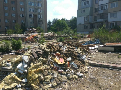 У Чернівцях на Комарова почали прибирати територію, де з’явиться громадський простір