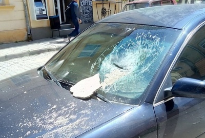 У центрі Чернівців шматок фасаду розбив лобове скло автівки – фото