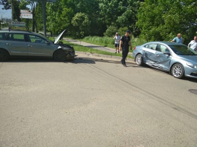 У Чернівцях зіткнулися два автомобілі Volkswagen - фото