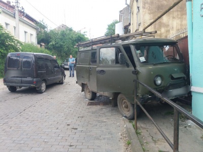 У Чернівцях на одній з вулиць тимчасово обмежено рух транспорту через ДТП