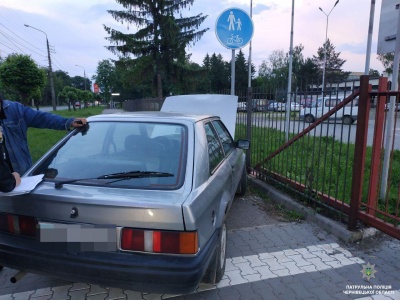 У Чернівцях п’яний водій наїхав на дорожний знак на тротуарі – фото