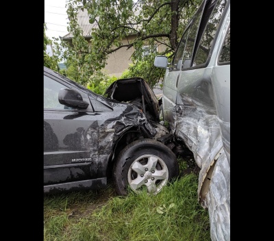 На виїзді з Чернівців позашляховик зіткнувся з бусом: одного з водіїв забрала швидка