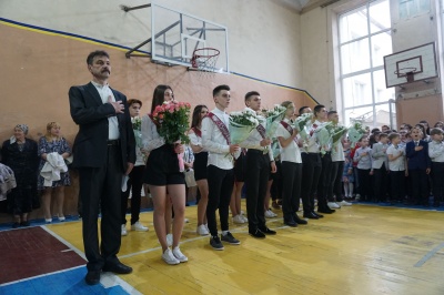 У школах Чернівців сьогодні пролунав останній дзвоник – фото