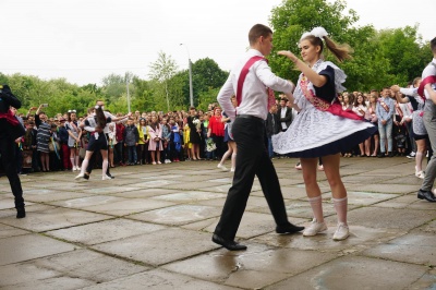 У школах Чернівців сьогодні пролунав останній дзвоник – фото