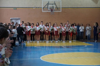 У школах Чернівців сьогодні пролунав останній дзвоник – фото