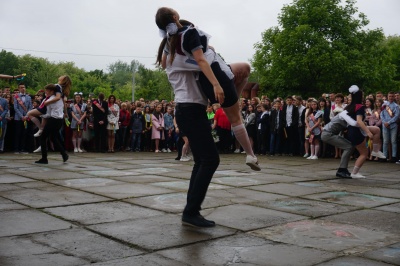 У школах Чернівців сьогодні пролунав останній дзвоник – фото