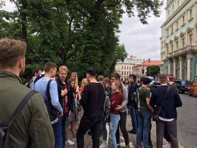 Масові «замінування» в Чернівцях: поліція проводить евакуацію людей – фото