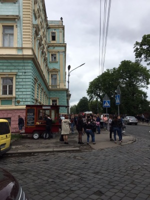 Масові «замінування» в Чернівцях: поліція проводить евакуацію людей – фото