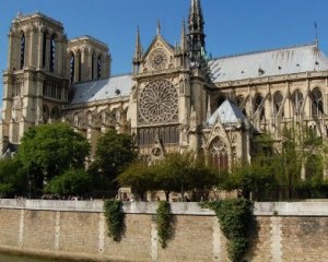 Священники Нотр-Даму провели першу службу після пожежі Священники Нотр-Даму провели першу службу після пожежі