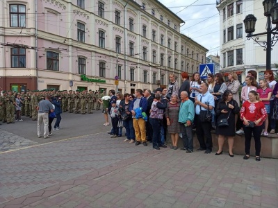 У центрі Чернівців прикордонники урочисто склали присягу на вірність народу України – фото