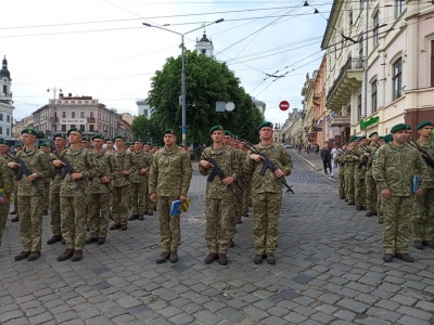 У центрі Чернівців прикордонники урочисто склали присягу на вірність народу України – фото