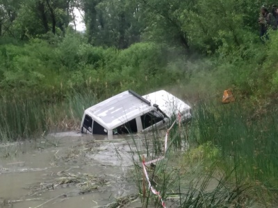 У Чернівцях позашляховик злетів з траси у багнюку – відео