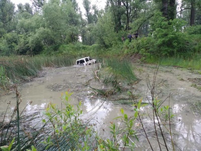 У Чернівцях позашляховик злетів з траси у багнюку – відео