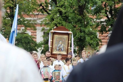 У центрі Чернівців віряни розпочали хресний хід на підтримку храмів, що переходять до ПЦУ