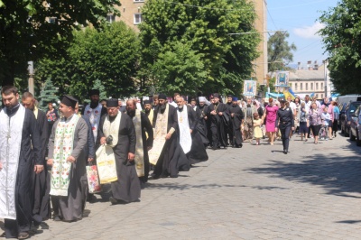 У Чернівцях тисячі вірян засвідчили підтримку церквам, які переходять до ПЦУ – фото