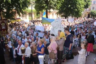 У Чернівцях тисячі вірян засвідчили підтримку церквам, які переходять до ПЦУ – фото