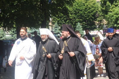 У Чернівцях тисячі вірян засвідчили підтримку церквам, які переходять до ПЦУ – фото