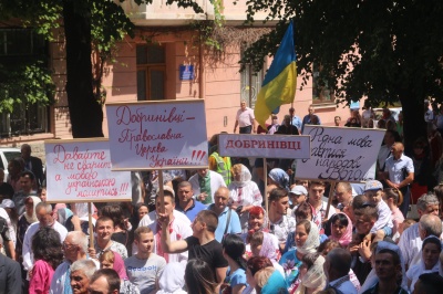 У Чернівцях тисячі вірян засвідчили підтримку церквам, які переходять до ПЦУ – фото