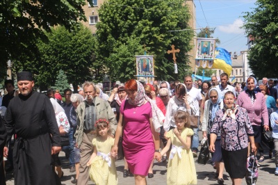 У Чернівцях тисячі вірян засвідчили підтримку церквам, які переходять до ПЦУ – фото