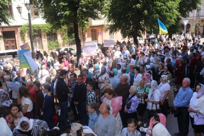 У Чернівцях тисячі вірян засвідчили підтримку церквам, які переходять до ПЦУ – фото