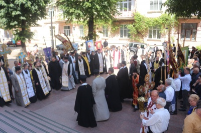 У Чернівцях тисячі вірян засвідчили підтримку церквам, які переходять до ПЦУ – фото