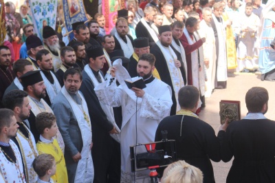 У Чернівцях тисячі вірян засвідчили підтримку церквам, які переходять до ПЦУ – фото