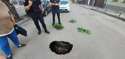 У Чернівцях провалився асфальт на вулиці Буковинській, утворилась глибока яма – фото