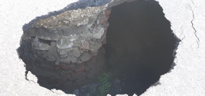 У Чернівцях провалився асфальт на вулиці Буковинській, утворилась глибока яма – фото