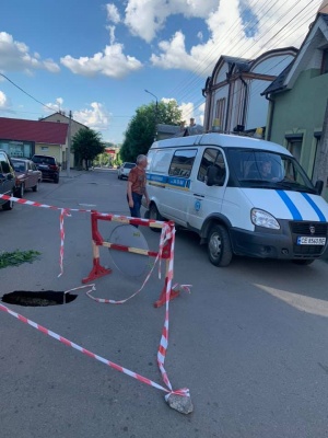 У Чернівцях провалився асфальт на вулиці Буковинській, утворилась глибока яма – фото
