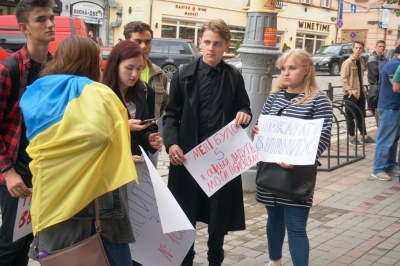 Вбивство 5-річного хлопчика: у Чернівцях активісти принесли до поліції шини – фото