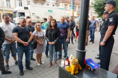 Вбивство 5-річного хлопчика: у Чернівцях активісти принесли до поліції шини – фото