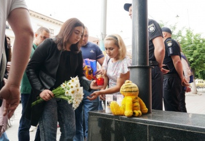 Вбивство 5-річного хлопчика: у Чернівцях активісти принесли до поліції шини – фото