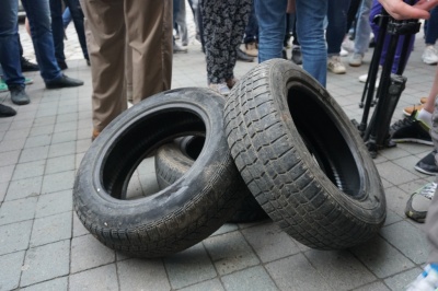 Вбивство 5-річного хлопчика: у Чернівцях активісти принесли до поліції шини – фото