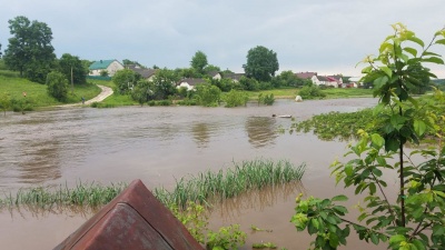 У Тернопільській області річка затопила село: вода протікала вулицями – відео