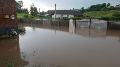 У Тернопільській області річка затопила село: вода протікала вулицями – відео