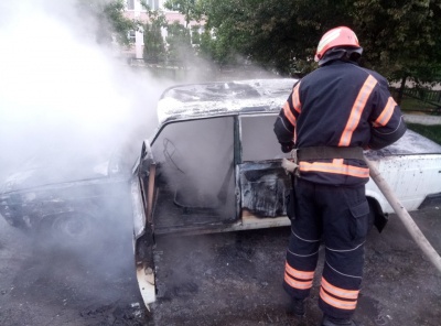 На Буковині через коротке замкнення спалахнули «Жигулі»