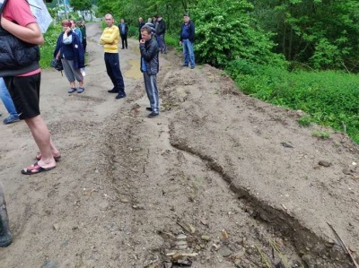 У селі на Буковині стався зсув грунту, пошкоджено 150 метрів дороги