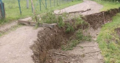 У селі на Буковині стався зсув грунту, пошкоджено 150 метрів дороги