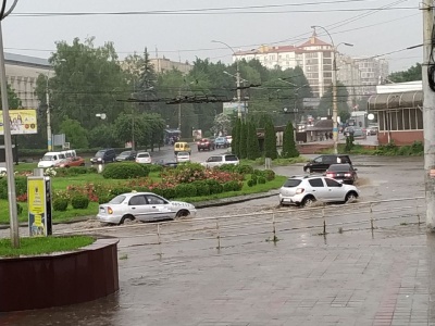 У Чернівцях дощ заливає центральні вулиці міста - фото