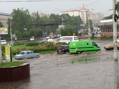 У Чернівцях дощ заливає центральні вулиці міста - фото