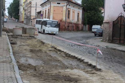 Від завтра в Чернівцях на місяць перекриють вулицю Руську: низка маршруток і тролейбусів змінює маршрут