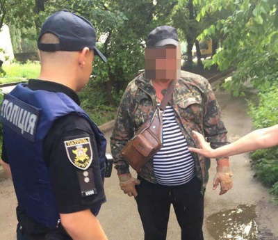 У Чернівцях під час затримання чоловік вдарив поліцейського - фото