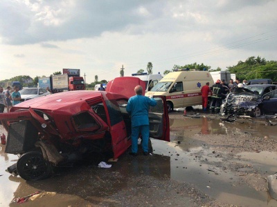 У Чернівцях внаслідок зіткнення двох авто постраждали 4 осіб. Уточнено